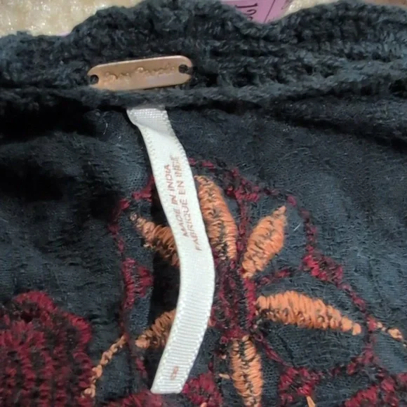 Free People Embroidered Black P Tunic Top Sz 8  with Red & Rust Floral Detail - Picture 7 of 8